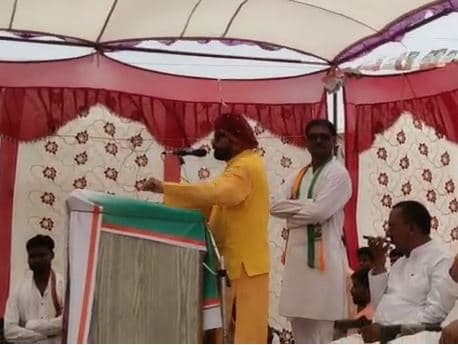 कांग्रेस स्टार प्रचारक ने मंच से किया बीजेपी का गुणगान, वीडियो वायरल