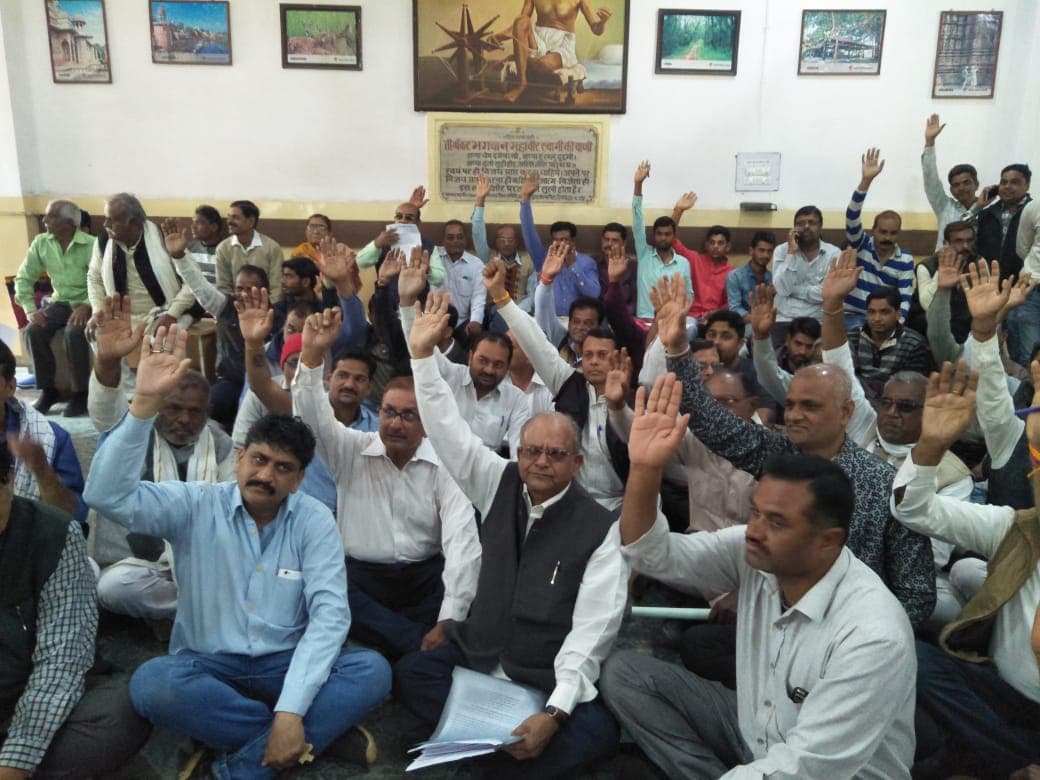 मुआवजा न मिलने से प्रशासन पर बिफरे किसान, कलेक्ट्रेट में दिया धरना
