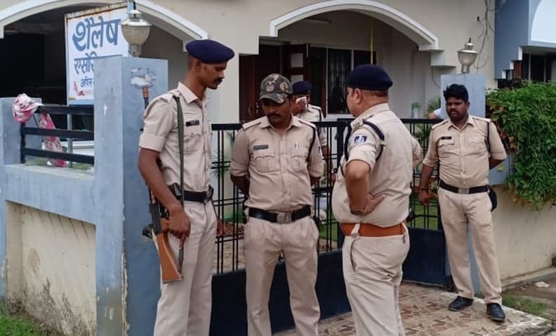 हथियारबंद बदमाशों ने घर में बंधक बनाकर की लाखों की लूट, दहशत में परिवार
