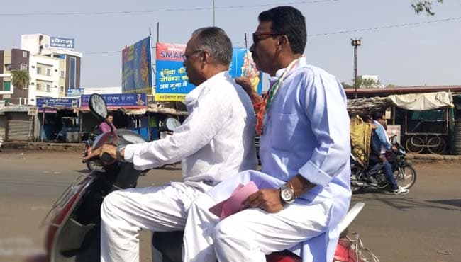 स्कूटर से सिंधिया के नाम के पम्पलेट बांट रहे यह मंत्री