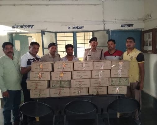 सुरखी पुलिस ने पकड़ी फर्जी कार में बीस पेटी अवैध शराब