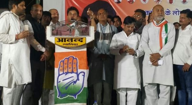 अतिथि देवो भवः की तरह पीएम का स्वागत करो और 12 को बोरिया बिस्तर बांधकर लौटा दो