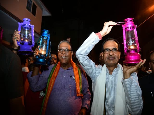 ‘लालटेन’ लेकर सड़कों पर निकले शिवराज, दिग्विजय को लेकर दिया यह बयान