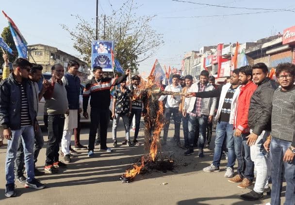जेएनयू में हुई छात्रों के साथ मारपीट को लेकर NSUI ने एबीवीपी का फूंका पुतला
