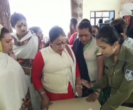 किन्नरों के दो पक्ष आपस में भिड़े, सड़क के बाद थाने में भी किया हंगामा