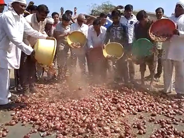 VIDEO: गिरते दामों से भड़के किसान, फेंकी प्याज, बोले- सड़कों पर उतरकर करेंगें प्रदर्शन
