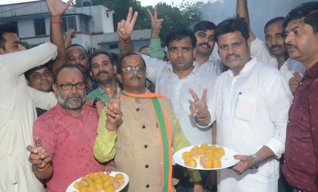 केंद्रीय मंत्री के निवास पर भाजपा कार्यकर्ताओं ने आतिशबाजी कर बांटी मिठाई