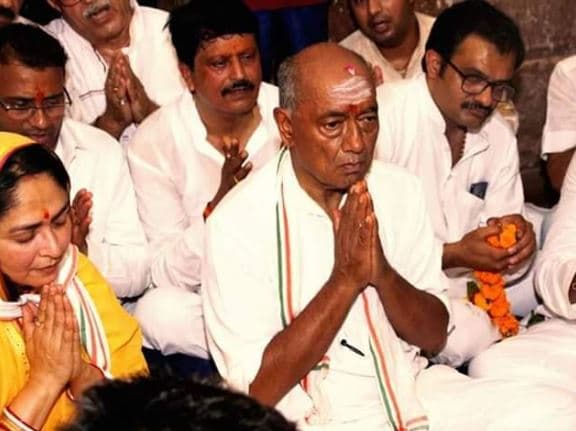 पूर्व मुख्यमंत्री दिग्विजय सिंह पहुंचे सिंगाजी समाधि स्थल, खंड ज्योत के किए दर्शन