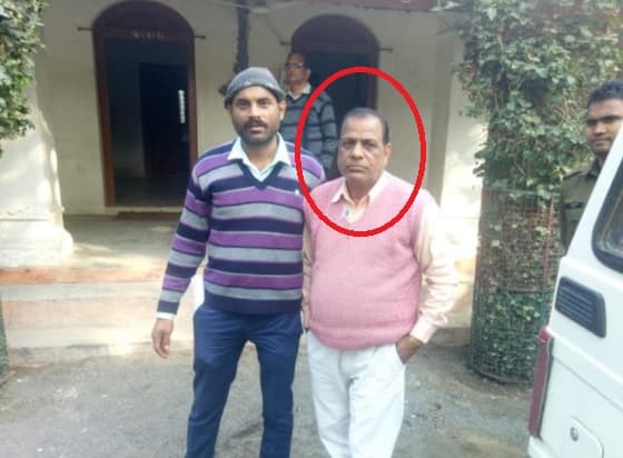 पांच हज़ार की रिश्वत लेते रंगे हाथ पकड़ाया बाबू, लोकायुक्त ने की कार्रवाई