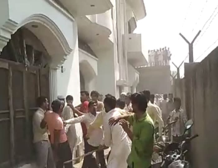 आपस में भिड़े कांग्रेसी, जमकर चले लाठी-डंडे, 8 अरेस्ट, पूर्व MLA के बेटे समेत 25 पर मामला दर्ज