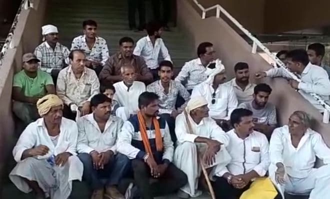 भूमि अधिग्रहण के खिलाफ किसानों का प्रदर्शन, आईडीए पर जमकर की नारेबाजी