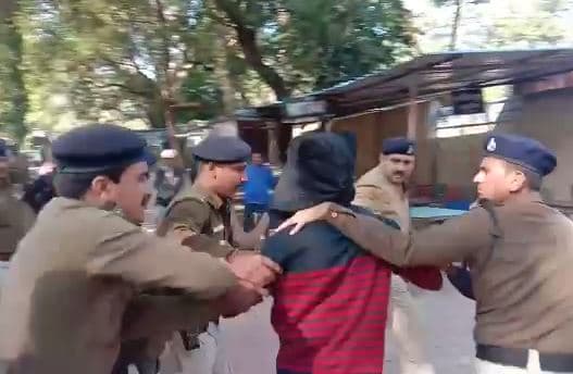 दुष्कर्म और हत्या को अंजाम देने वाले आरोपी को वकीलों ने पीटा