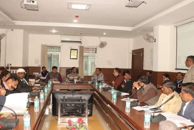 जिला शिक्षा अधिकारी को कारण बताओ नोटिस जारी, कलेक्टर ने की टीएल बैठक में समीक्षा