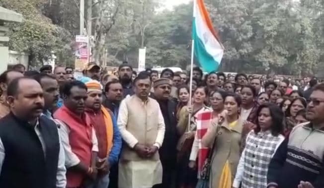 जबलपुर: सामूहिक वंदे मातरम गायन के लिए एक जुट हुए भाजपाई