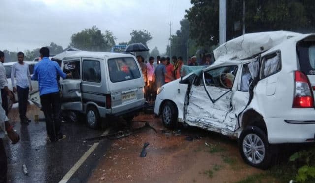 वैन और इनोवा की जोरदार टक्कर, हादसे में तीन लोगों की मौत