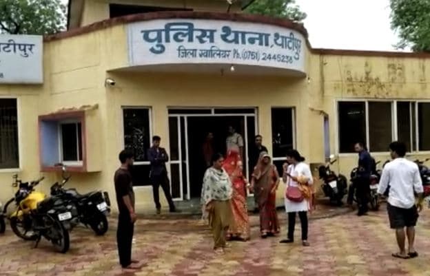 विदाई से पहले मंडप में पहुंची पुलिस, नाबालिग की शादी की शिकायत पर वर वधु पहुंचे थाने