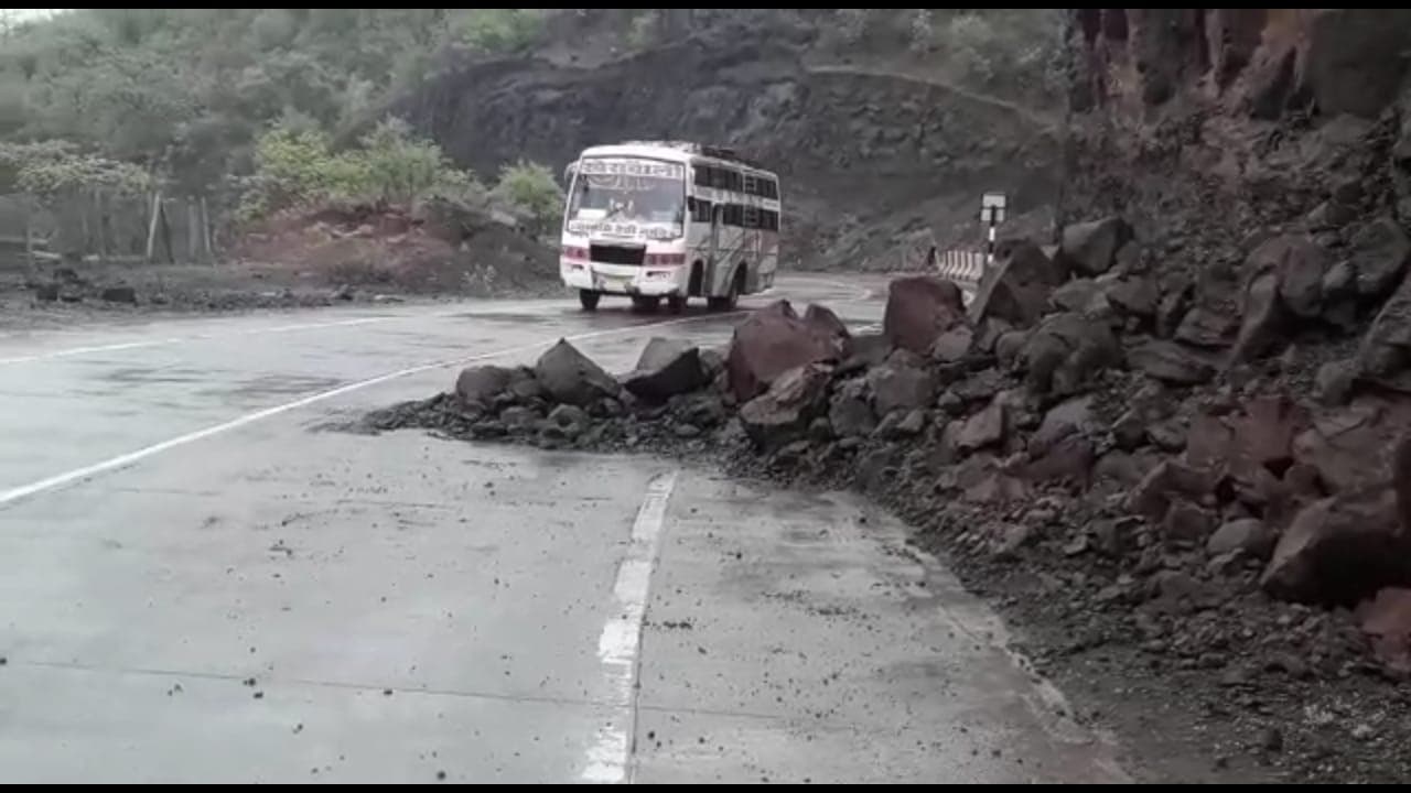 यहां धसक रहा पहाड़, जान जोखिम में डाल निकल रहे लोग