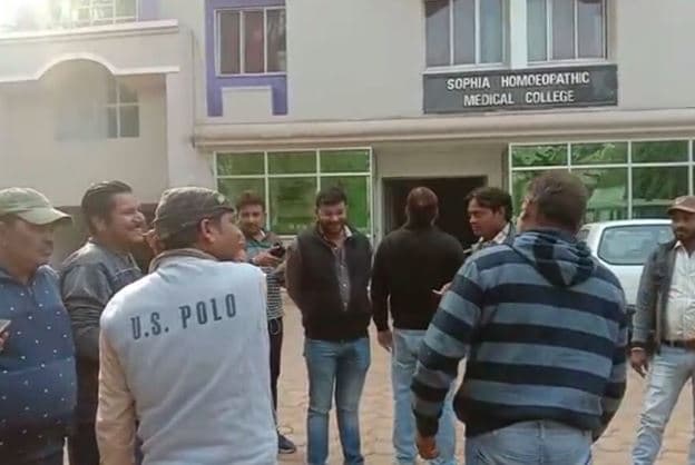अब ‘राज्यमंत्री’ की पत्नी के अवैध कॉलेज पर भी चला प्रशासन का हथौड़ा