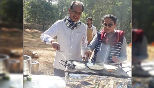 नतीजों से पहले रिलैक्स मूड में शिवराज, पत्नी के साथ पराठे सेंकते नजर आये