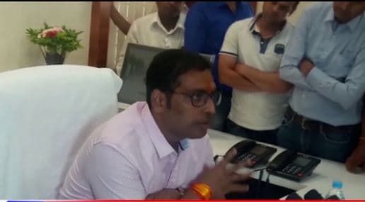 अफसरों पर भड़के कमिश्नर, बोले-गड्ढे नहीं दिखते, कार छीनकर साइकिल से भेजूंगा तब आएगा समझ
