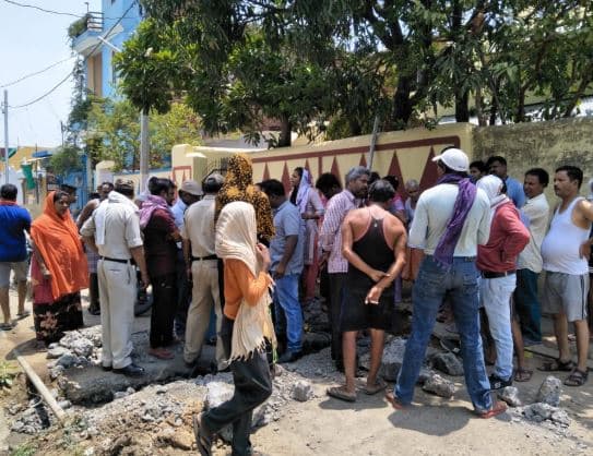 पानी नहीं मिलने से गुस्साए लोग, पार्षद का घेराव कर की अभद्रता