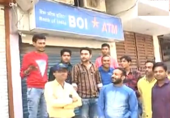 यहां एटीएम ने उगले 100 की जगह 500 के नोट, लाखों रुपए की लूट