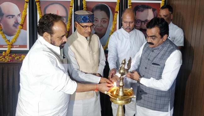 कर्नाटक में संकट..एमपी पर नजर, सदन में सरकार की घेराबंदी शुरू