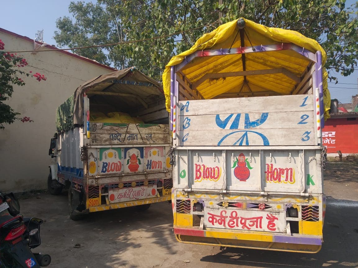 यूरिया लेकर खड़े तीन लोडिंग वाहन राजसात कर सील किया गोदाम