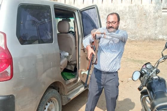धमकी देने वालों को दिया चैलेंज, तहसील ग्राउंड पर बंदूक लेकर पहुंचा सब इंजीनियर