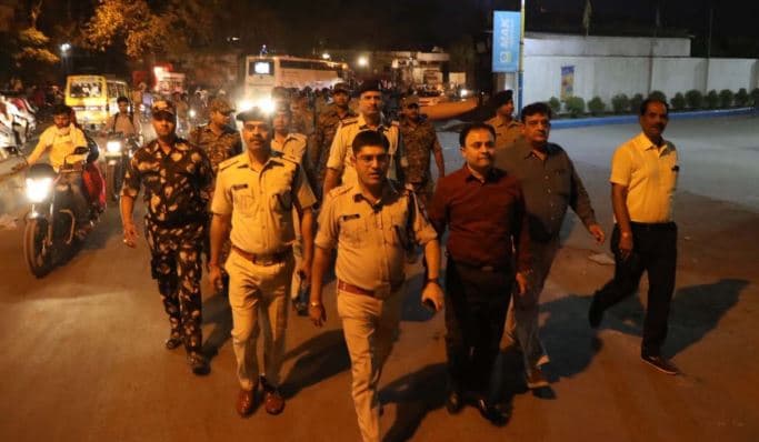 500 पुलिसकर्मियों के साथ कलेक्टर, एसपी सड़क पर, भयमुक्त होकर मतदान की अपील