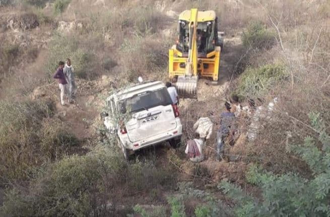 बाल-बाल बचे पूर्व विधायक, अनियंत्रित होकर खंती में जा गिरी स्कॉर्पियो