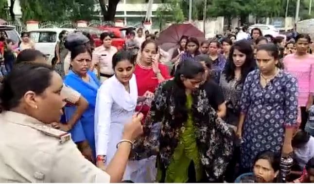 पुलिस की छात्राओं को धमकी- हंगामा खत्म करो नही तो भविष्य बर्बाद कर देंगे, VIDEO VIRAL