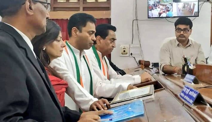 CM कमलनाथ और बेटे नकुलनाथ ने मंदिर में की पूजा, फिर एक साथ भरा नामांकन