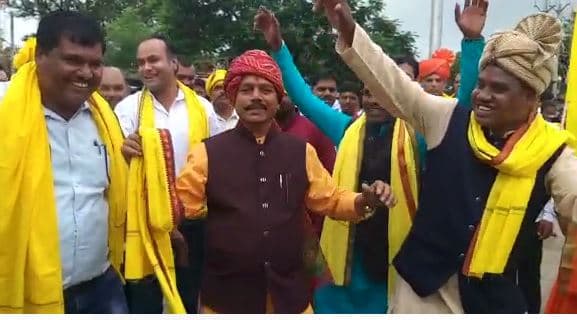 कांग्रेस विधायक के डांस का वीडियो हो रहा वायरल, लुत्फ लेते आ रहे नज़र