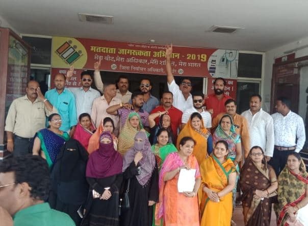नपा अध्यक्ष के खिलाफ अविश्वास प्रस्ताव पारित करने कलेक्टर को सौंपा ज्ञापन