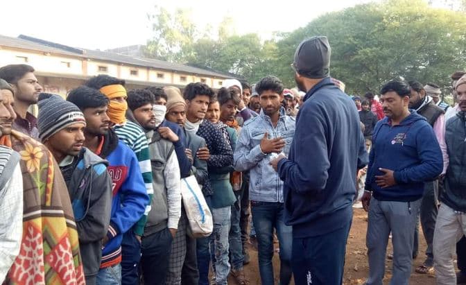 ख़त्म ही नहीं हो रहा खाद का संकट, बिगड़ते जा रहे हालात