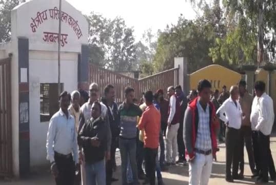 आरटीओ से परेशान होकर एजेंटों ने किया हंगामा, काम किया बंद
