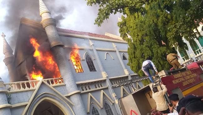 जबलपुर हाईकोर्ट में लगी भीषण आग, मची अफरा तफरी