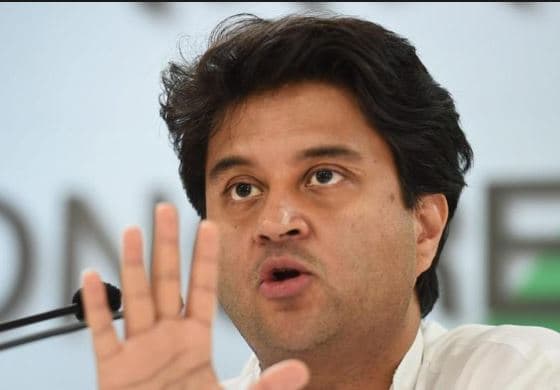 कांग्रेस की बैठक में सिंधिया से भिड़े कांग्रेसी, बाहर निकलने पर भी हुई नोकझोंक
