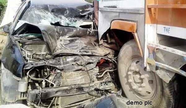 MP में भीषण सड़क हादसे में 7 लोगों की दर्दनाक मौत, 2 ट्रकों के बीच जा फंसी वैन, कई घायल
