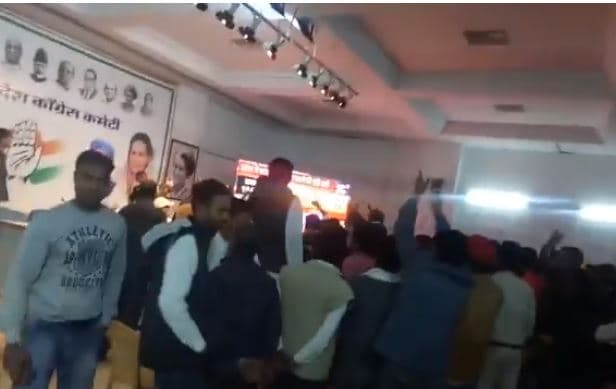 MP ELECTION : कांग्रेस कार्यालय में जश्न का माहौल, लगे जय श्रीराम के नारे, भाजपा में पसरा सन्नाटा