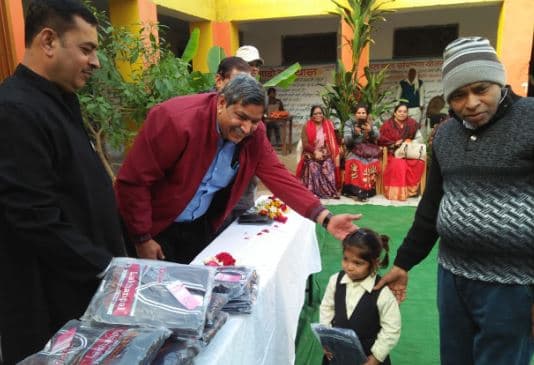 शिक्षकों ने 264 नन्हे -मुन्ने विद्यार्थियों को सर्दी से बचने बांटी जर्सियाँ…