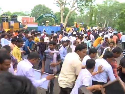 VIDEO: नियमतीकरण की मांग कर रहे बिजली कर्मचारियों पर पुलिस ने भांजी लाठियां