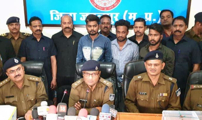 अवैध हथियारों की तस्करी में लिप्त 3 आरोपी गिरफ्तार, देशी पिस्टल, कट्टा और कारतूस जब्त