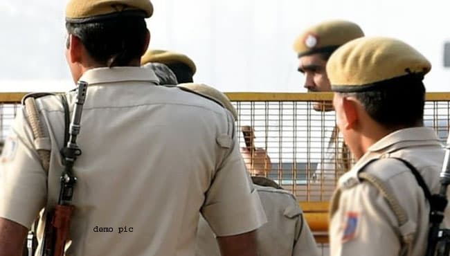 वारंटी को पकड़ने गई पुलिस टीम पर हमला, चार घायल