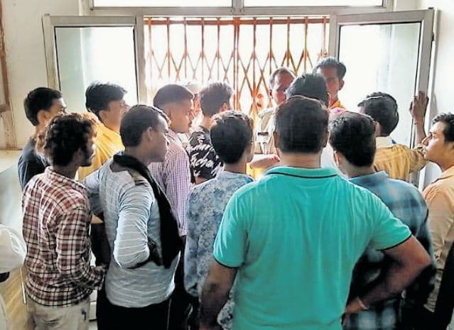 तहसीलदार के चेंबर में कर्मचारी ने लगाई फांसी, गुस्साए परिजनों ने अफसरों को बनाया बंधक