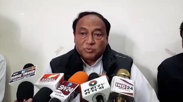 दिग्विजय के विधायक भाई का तंज, ‘मजबूर नहीं मजबूत मुख्यमंत्री बनें कमलनाथ’