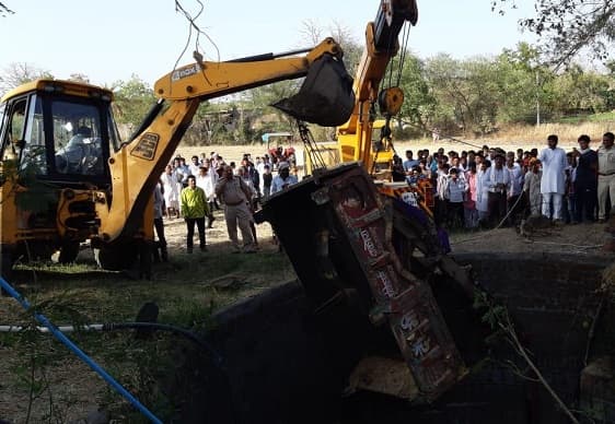 खेल-खेल में बच्चों ने स्टार्ट किया ट्रैक्टर 90 फ़ीट गहरे कुए में जा गिरा, दो मासूमों की मौत