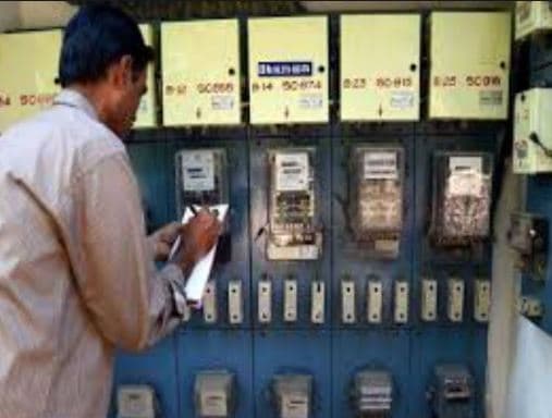 बिजली कटौती से नाराज लोगों ने बिजली कर्मी की कर दी धुनाई
