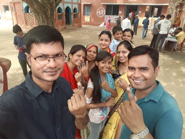 उत्साह: डेढ़ लाख खर्च कर फिलीपींस से MP पहुंचा यह वोटर, परिवार के साथ डाला वोट